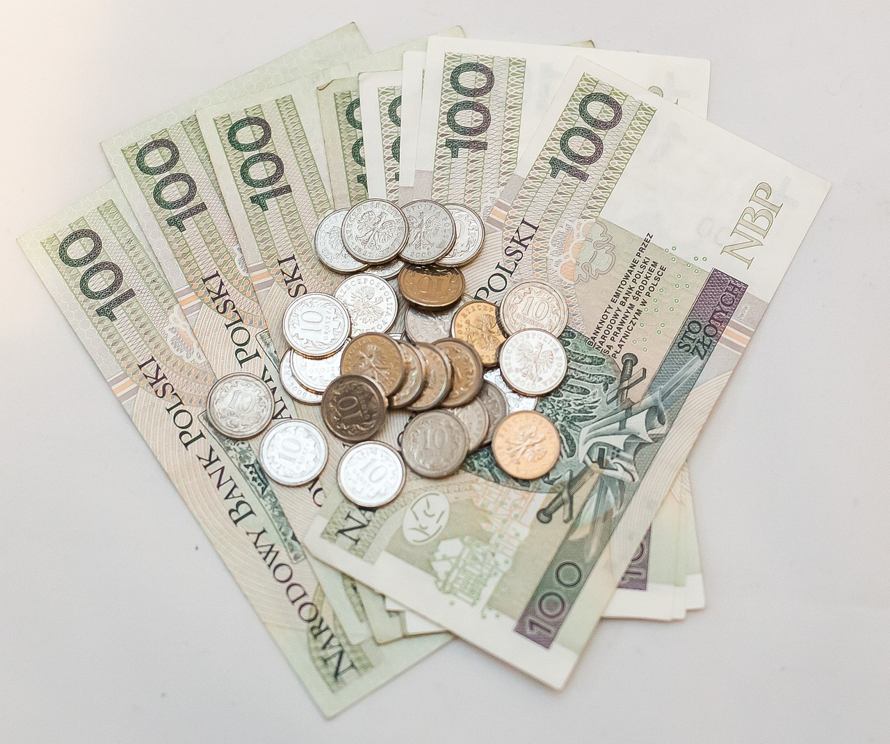 Las franquicias online han revolucionado la forma en que los emprendedores inician un negocio sin la necesidad de grandes inversiones iniciales. A diferencia de las franquicias tradicionales, estas operan en el entorno digital, eliminando costos asociados con locales físicos y permitiendo mayor flexibilidad. Gracias a la expansión del comercio electrónico y el marketing digital, este modelo de negocio se ha consolidado como una alternativa rentable y accesible para muchas personas.