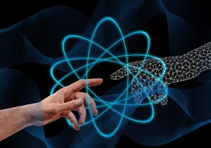 Imagen de dos manos una normal una virtual señalandose entre ellas