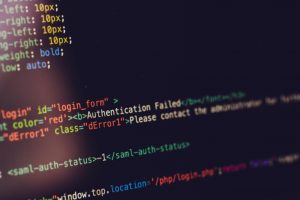 Código informático mostrando errores SEO críticos en la arquitectura de una web empresarial