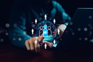 Una persona señalando un holograma