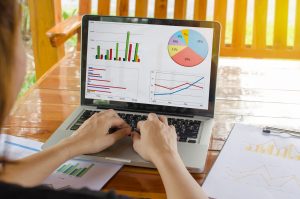 Una persona delante de si ordenador